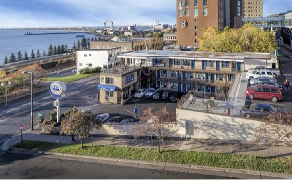 Voyageur Lakewalk Inn Дълут Екстериор снимка