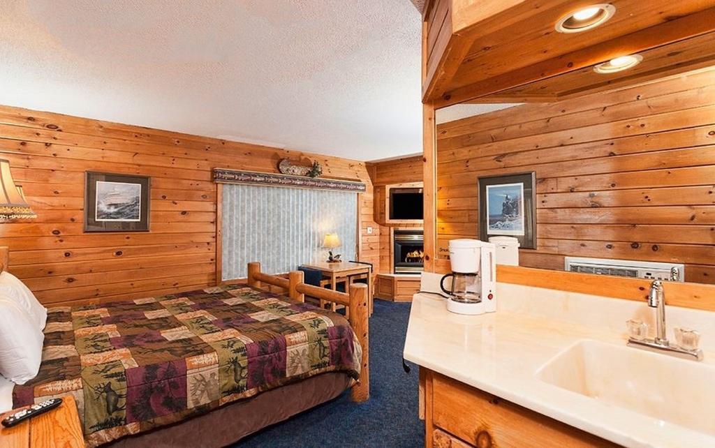 Voyageur Lakewalk Inn Дълут Екстериор снимка